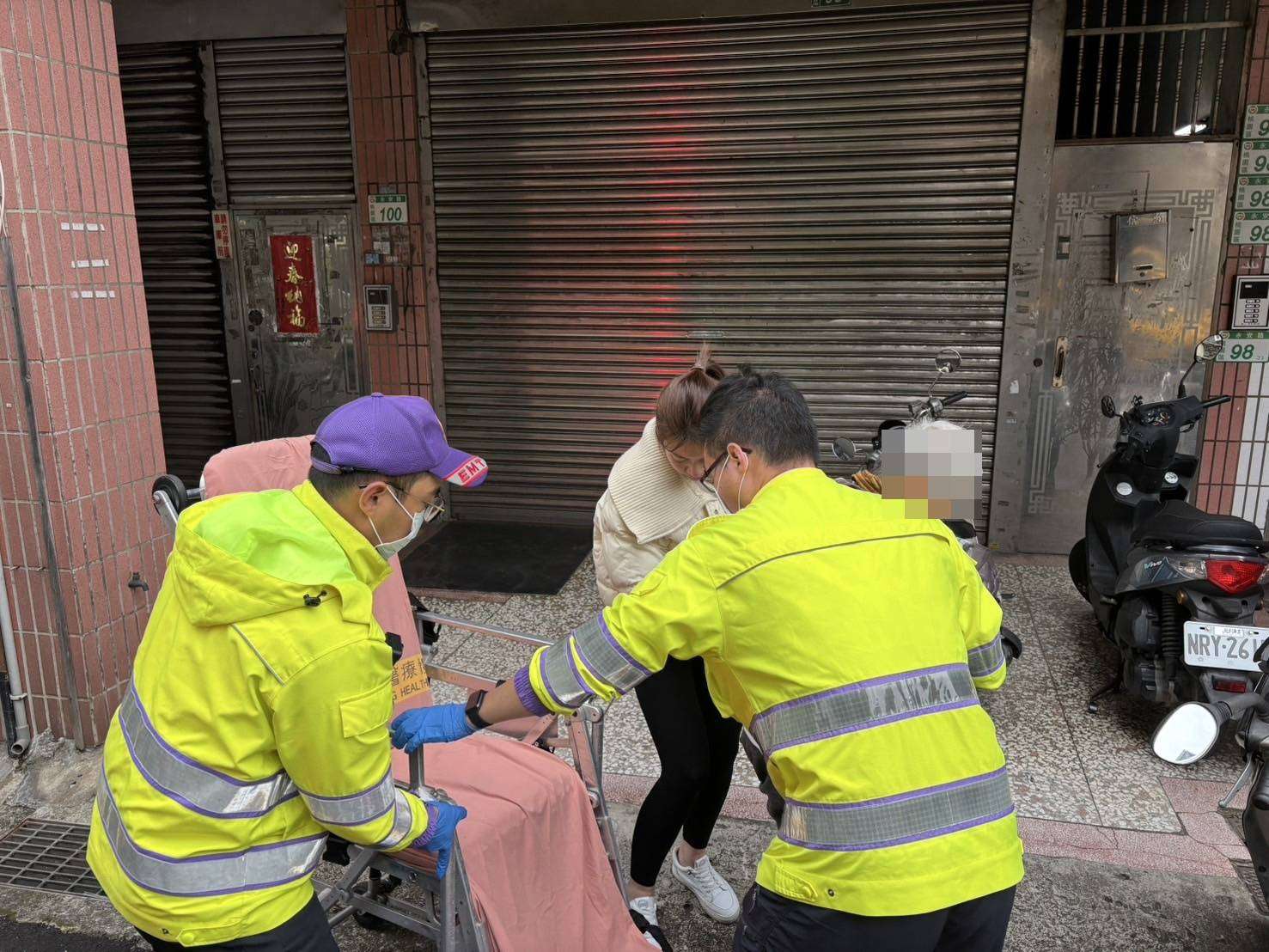 迷途老翁無助跌坐路旁 桃園暖警熱心助返家 2066671 0