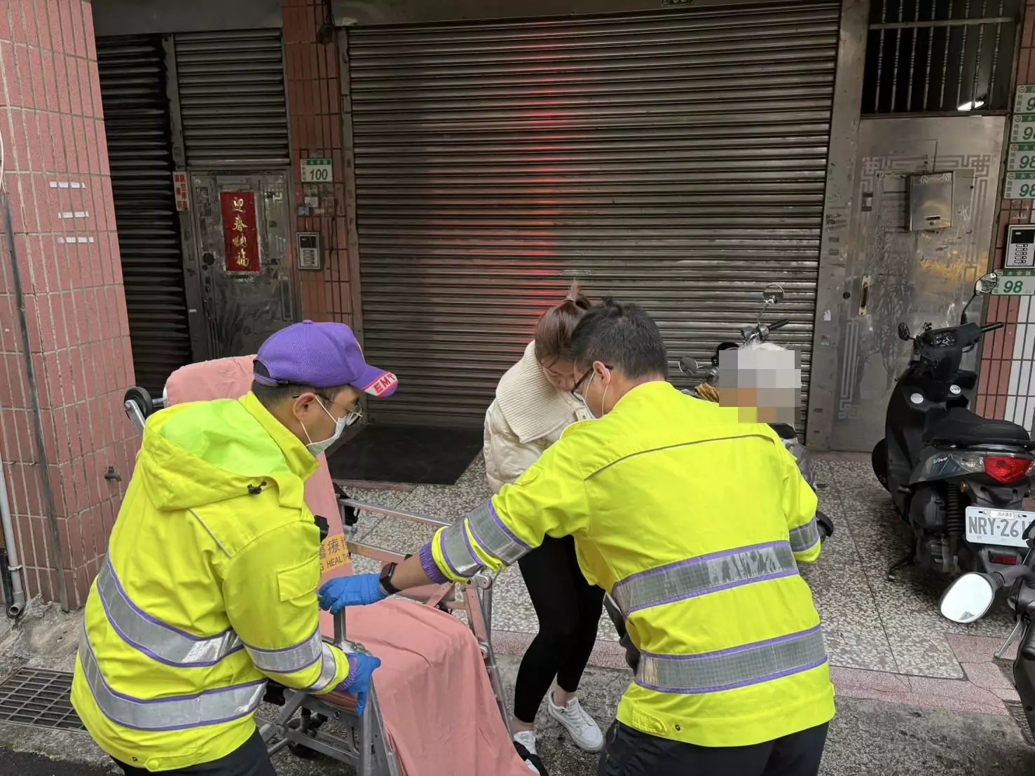 迷途老翁無助跌坐路旁 桃園暖警熱心助返家 迷途老翁無助跌坐路旁 桃園暖警熱心助返家