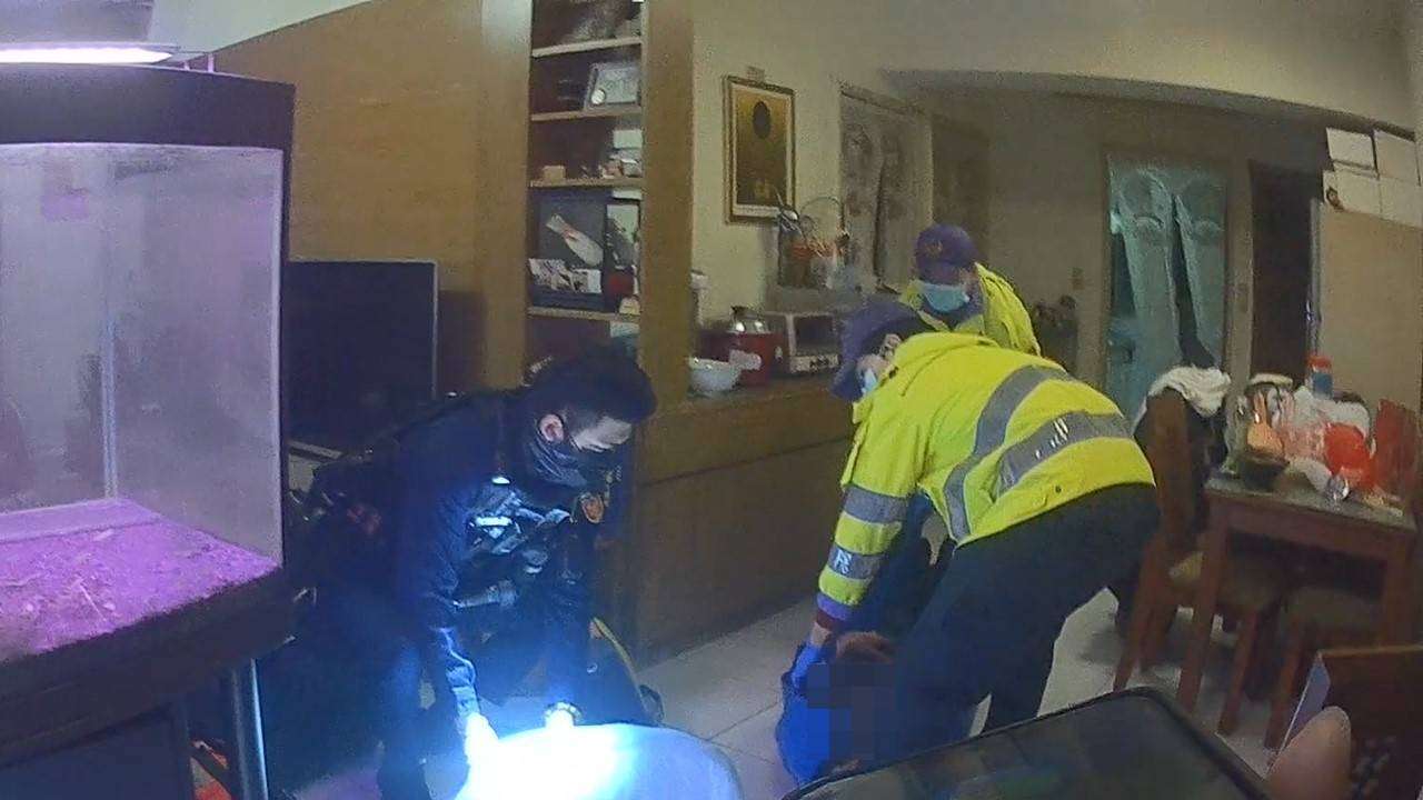 鄰居機警報案!獨居男跌倒無力求援警消破門搶救 2068849 0