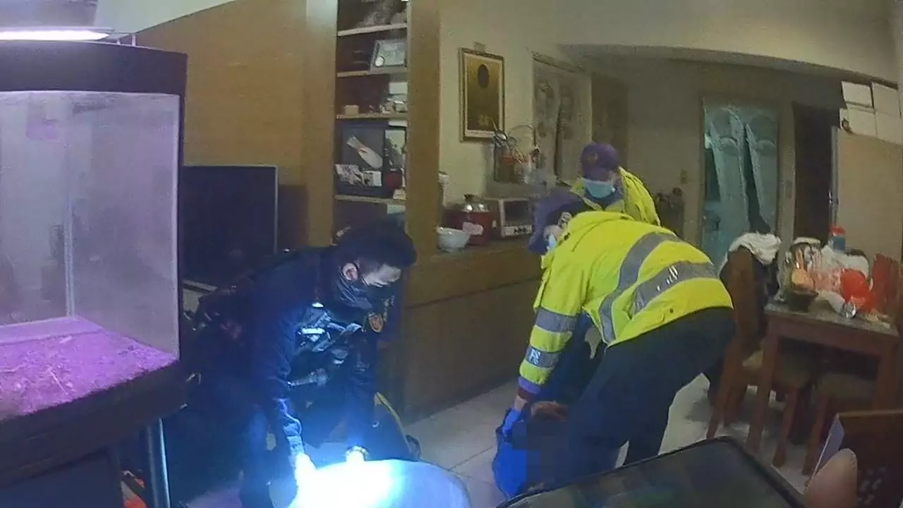 鄰居機警報案!獨居男跌倒無力求援警消破門搶救 鄰居機警報案!獨居男跌倒無力求援警消破門搶救