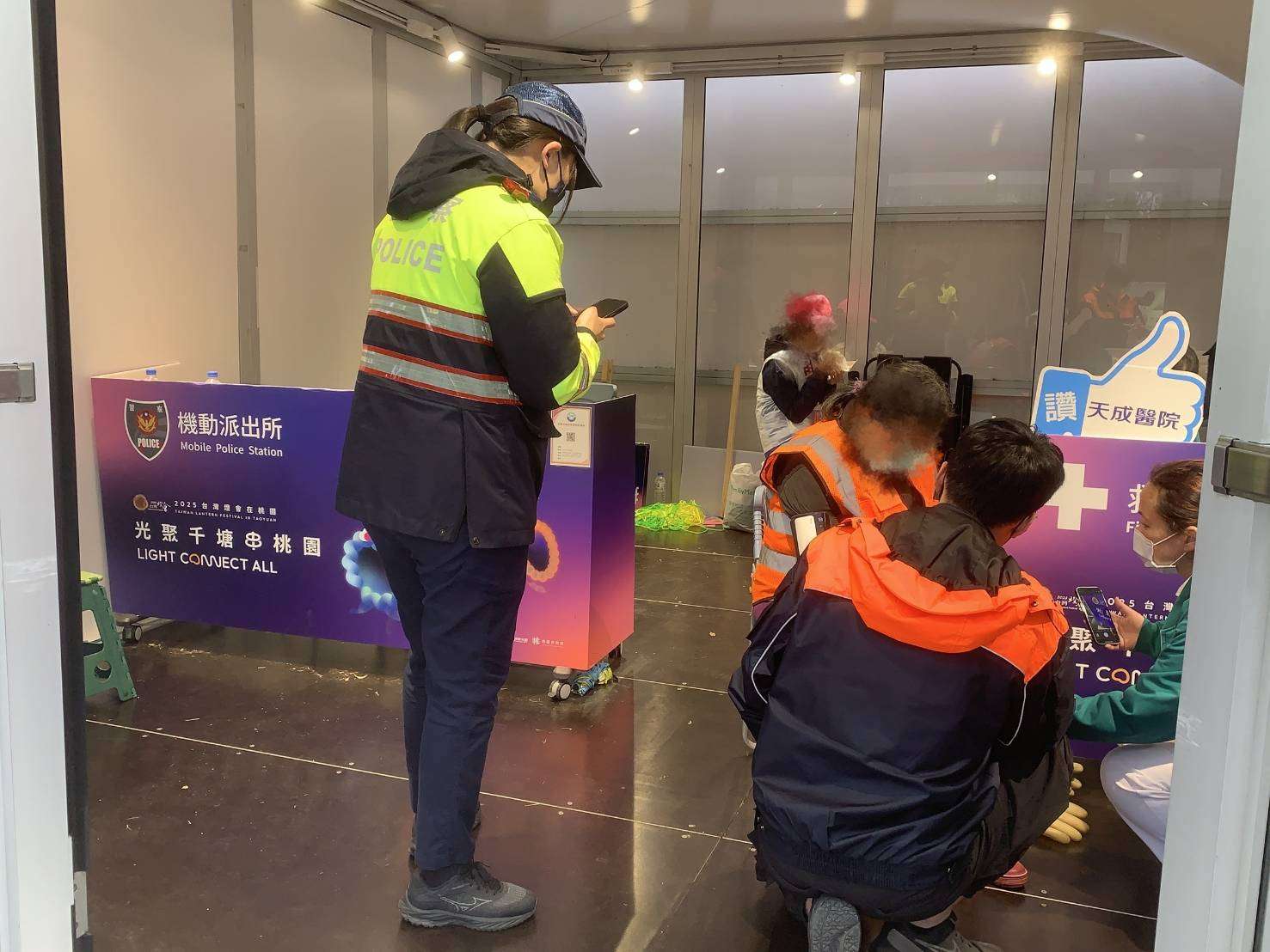 清潔人員燈會展區跌倒 女警即刻救援助就醫 2069330 0