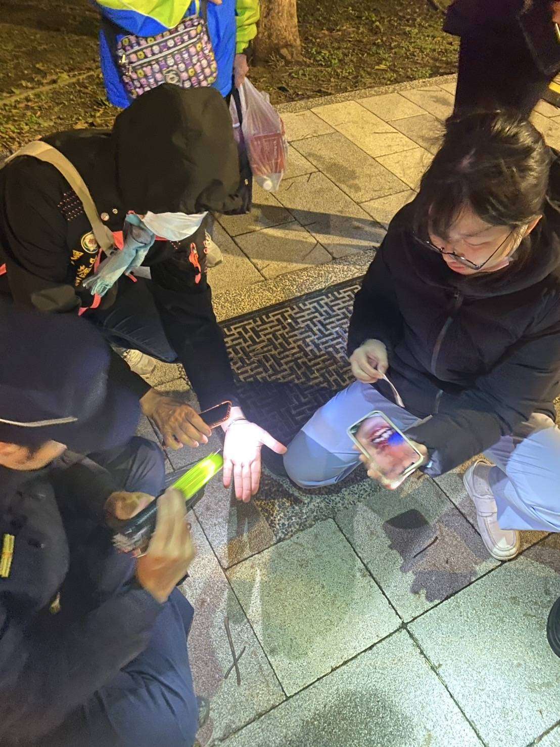 老婦摔倒跌斷門牙!桃警暖心找回助就醫 2072573
