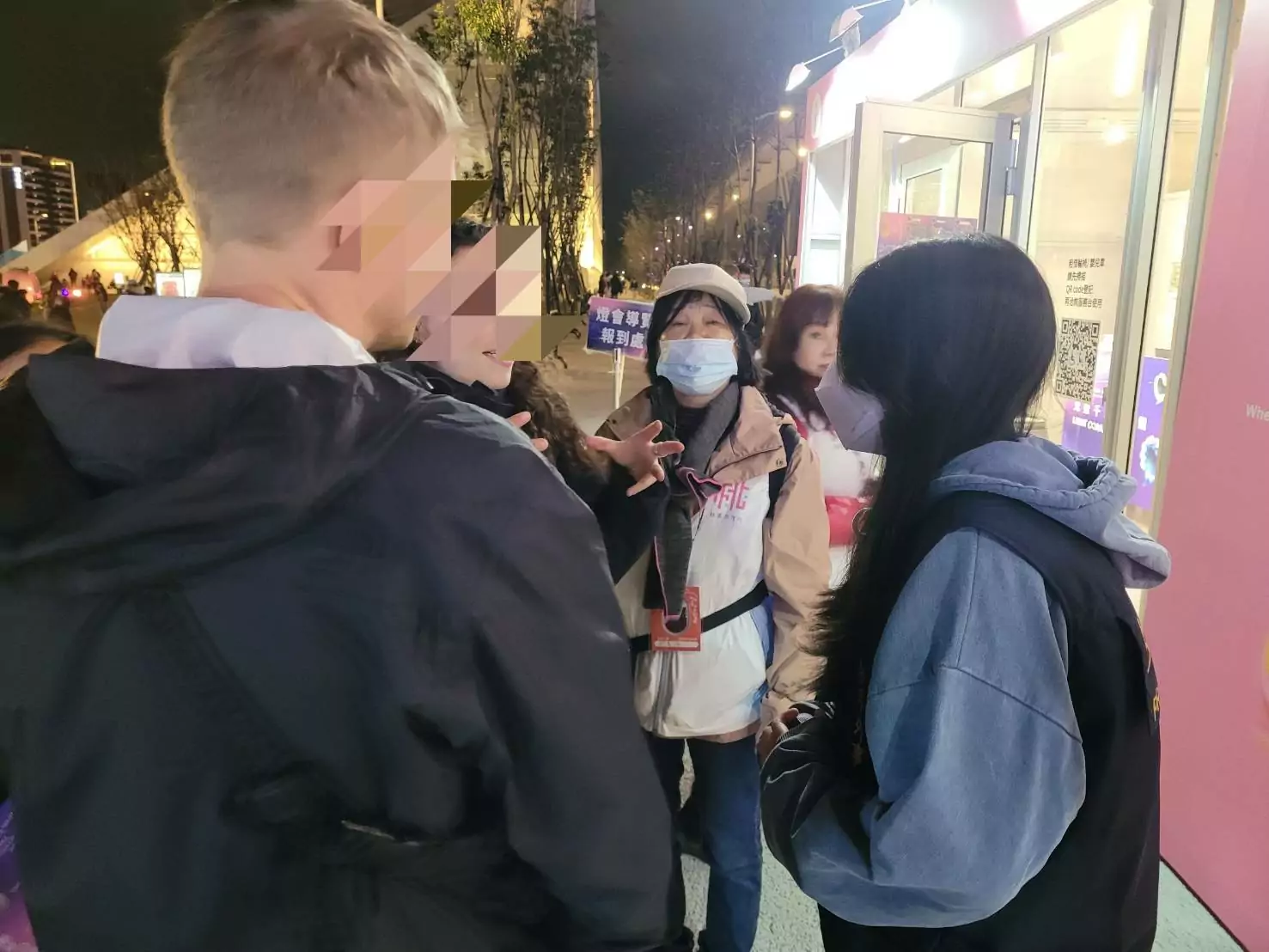 美國旅客想放天燈 桃警流利英文解釋:不在桃園 美國旅客想放天燈 桃警流利英文解釋:不在桃園
