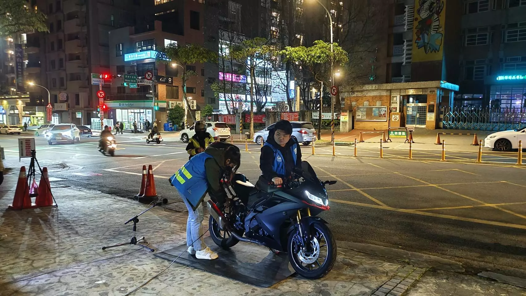 桃園環警監聯合稽查改裝噪音車 女騎士改管未登記挨罰 2078020 0