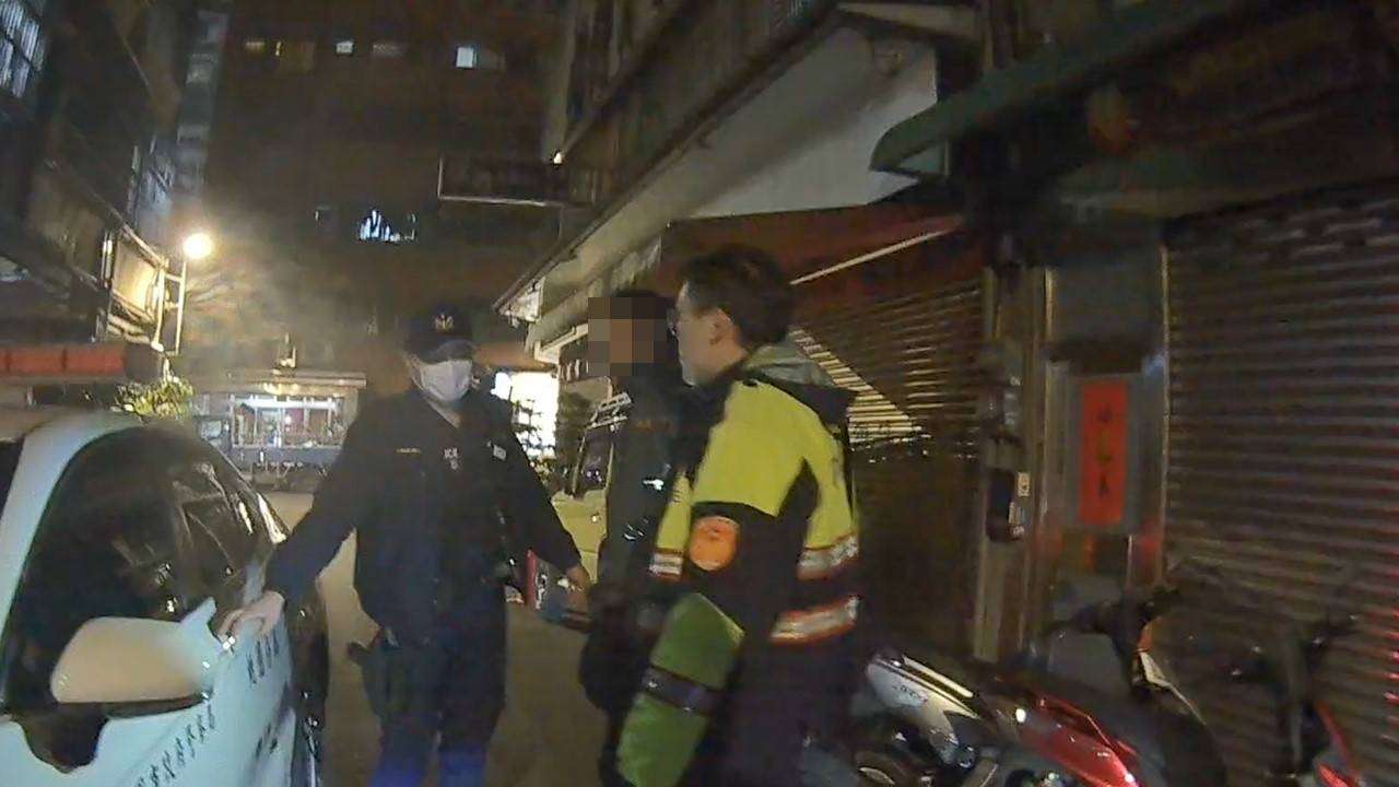 通緝犯假意配合突逃跑 桃園警民追逐200公尺合力壓制 2078801 0