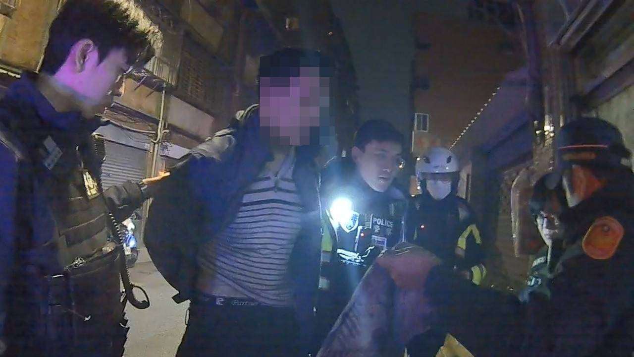 通緝犯假意配合突逃跑 桃園警民追逐200公尺合力壓制 2078802 0