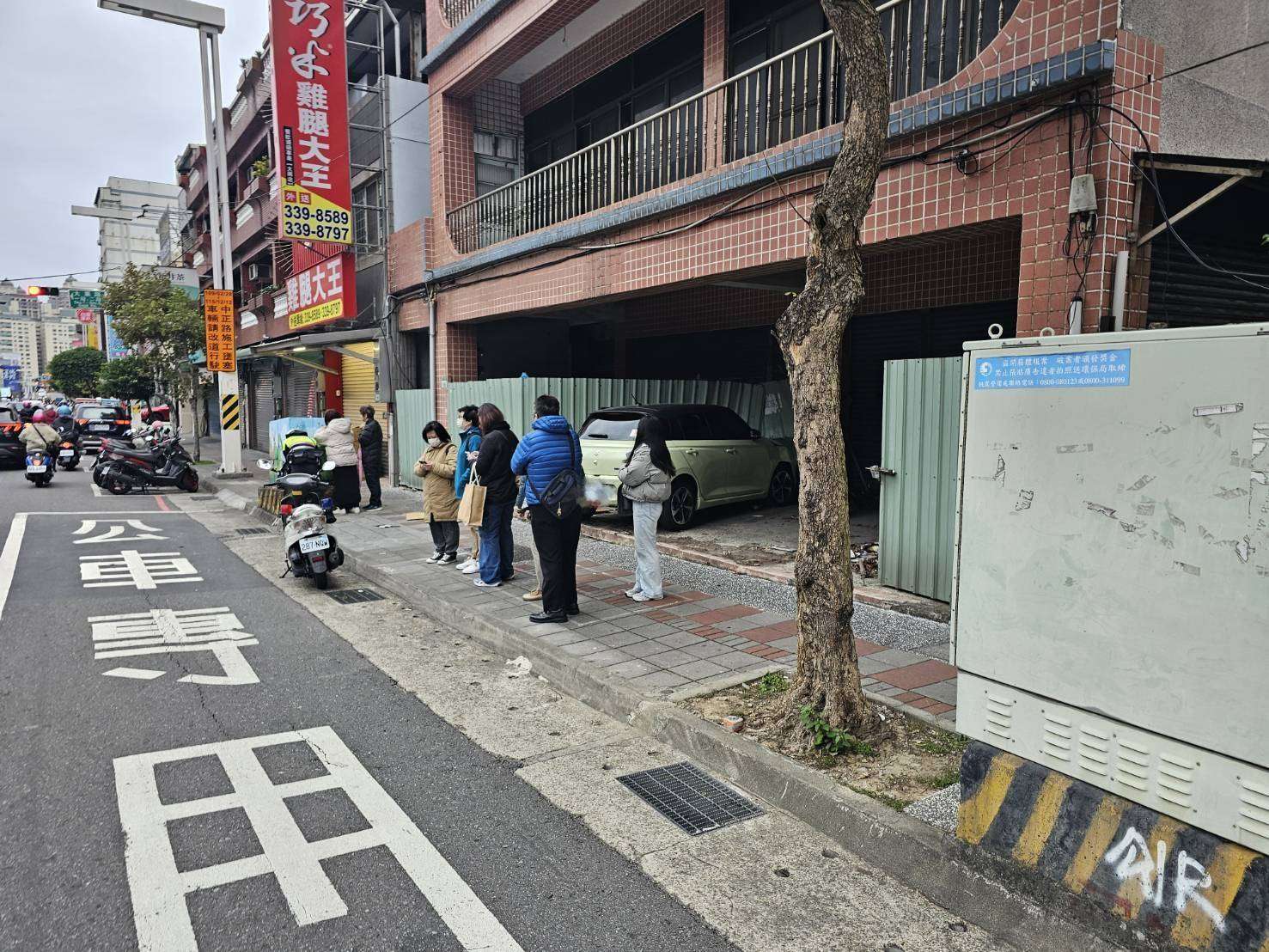 女駕駛轉彎暴衝 6人等公車遭撞送醫 2079474 0