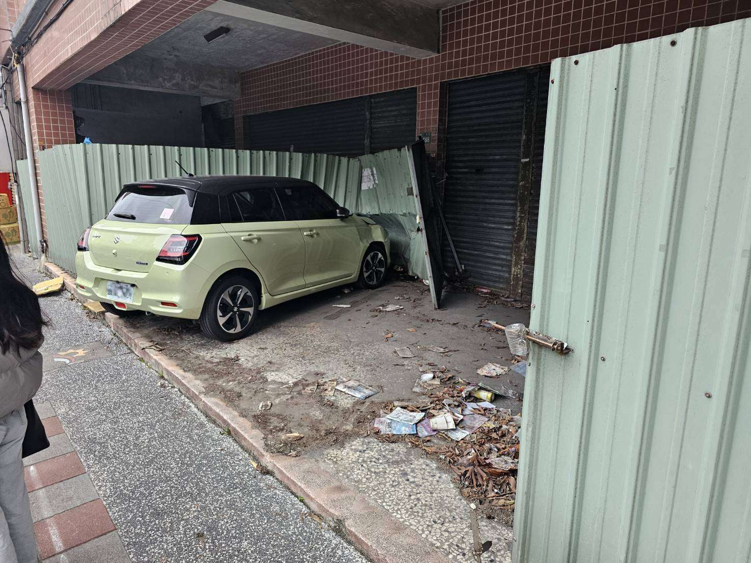 女駕駛轉彎暴衝 6人等公車遭撞送醫 2079475 0
