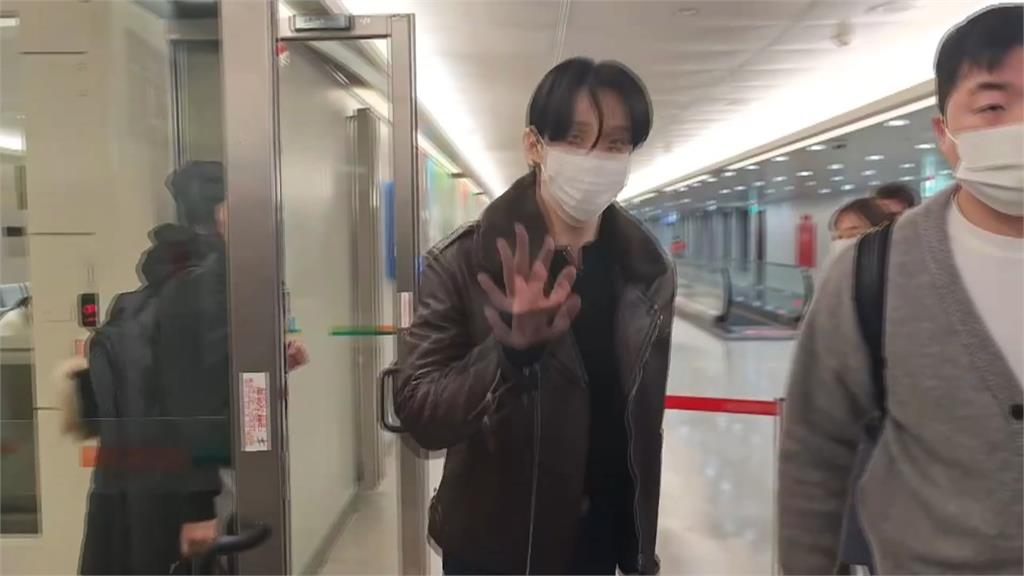 2PM李俊昊腳傷拄拐杖現身桃機 周末連2天在台開唱