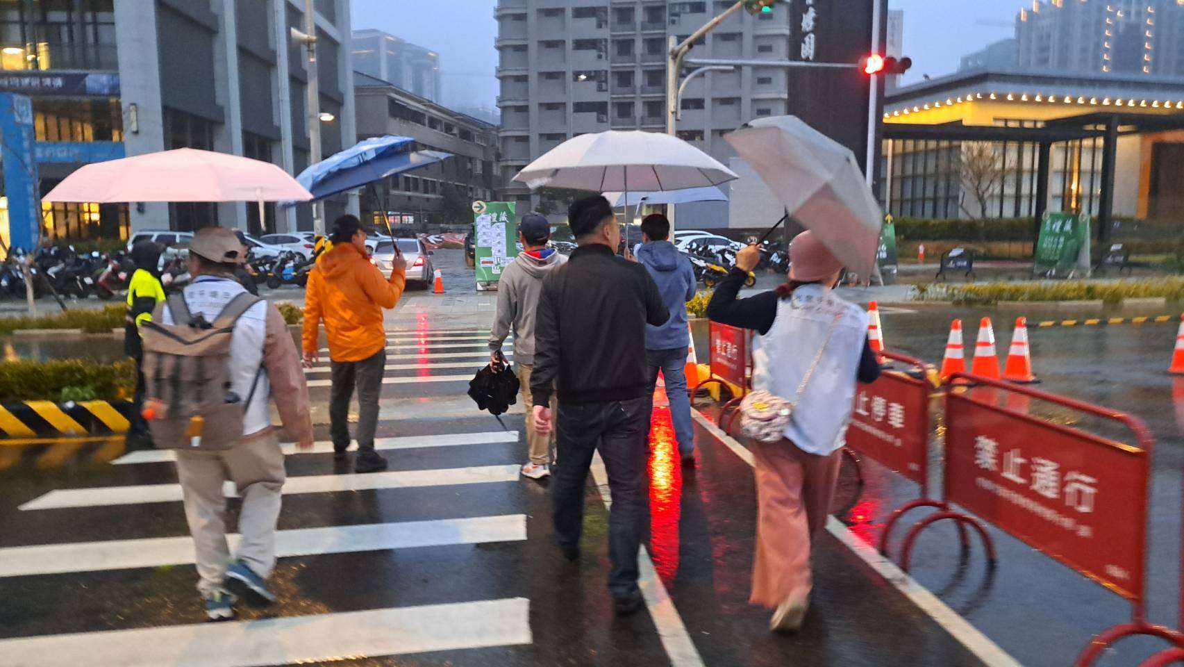 桃園警燈會執勤不懈怠 義勇刑警送暖慰勉辛勞 266701 0
