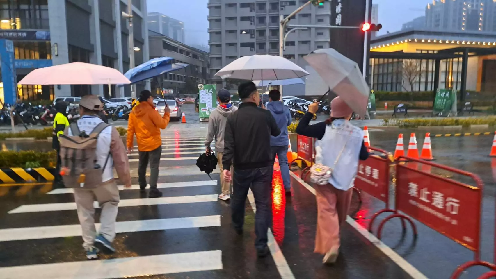 桃園警燈會執勤不懈怠 義勇刑警送暖慰勉辛勞 桃園警燈會執勤不懈怠 義勇刑警送暖慰勉辛勞