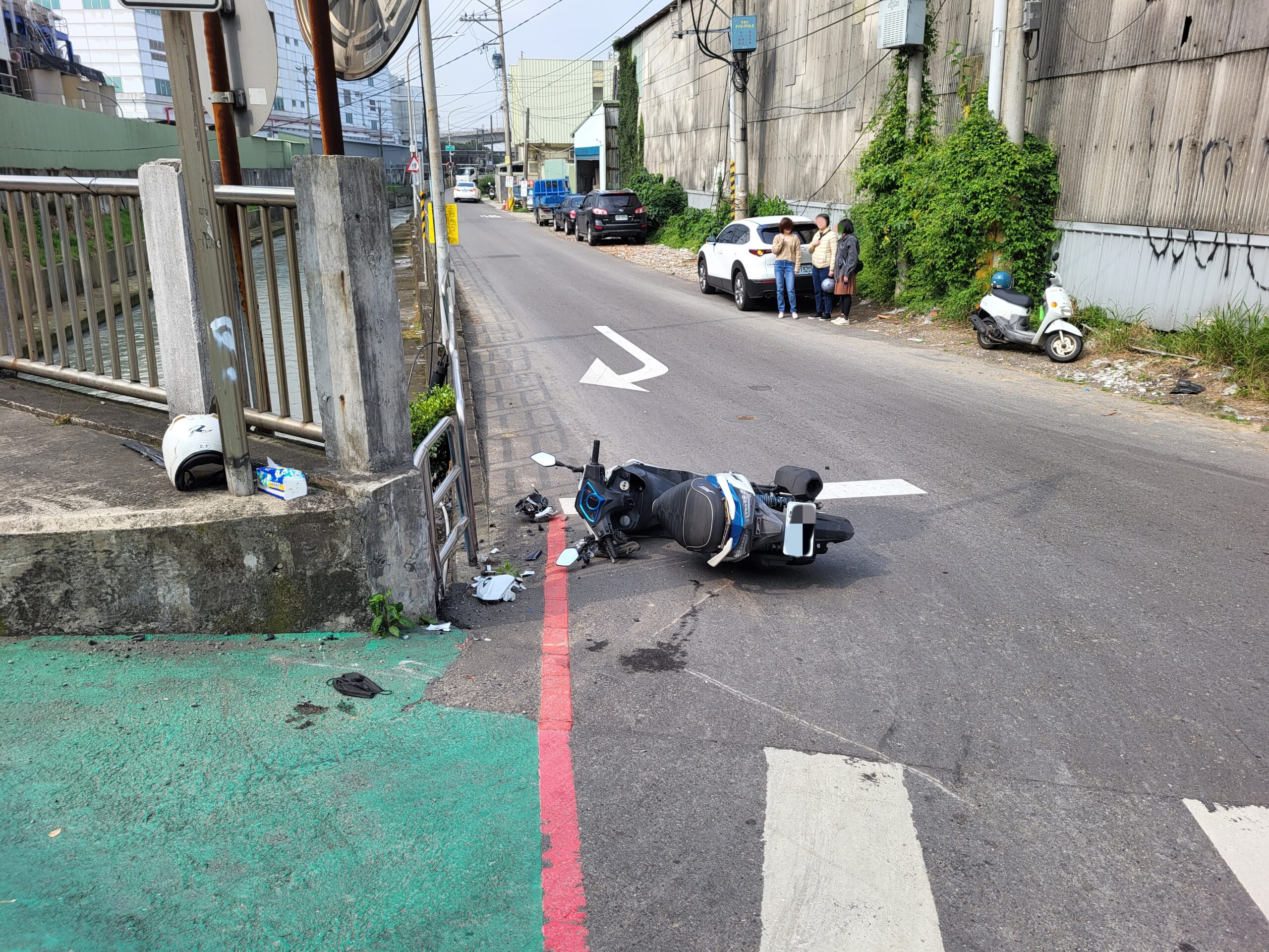 中壢轎車右轉擊落直行機車 騎士臉部、手腳慘受傷 31468468 6 scaled