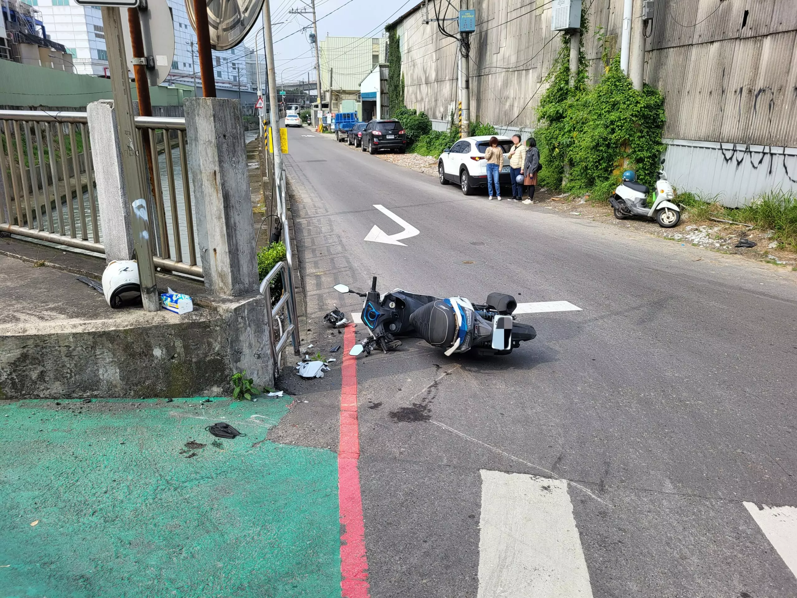 中壢轎車右轉擊落直行機車 騎士臉部、手腳慘受傷 31468468 6 scaled