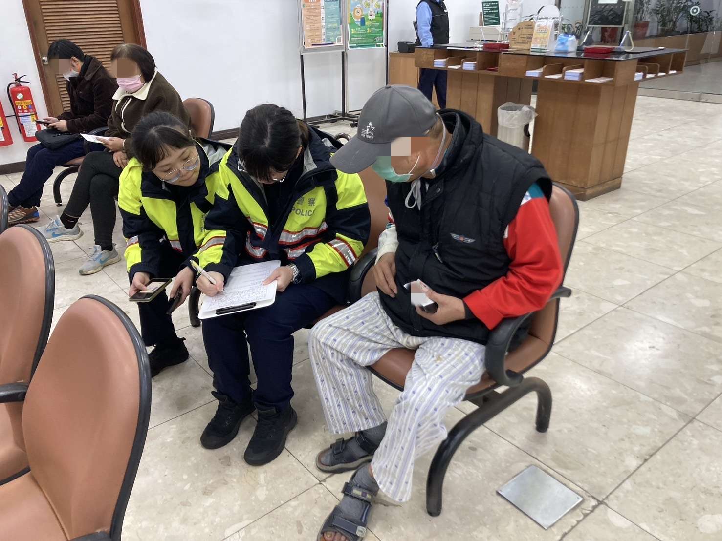 翁墜情網險匯2萬哄「小寶貝」壢警及時阻詐保住退休金 321648