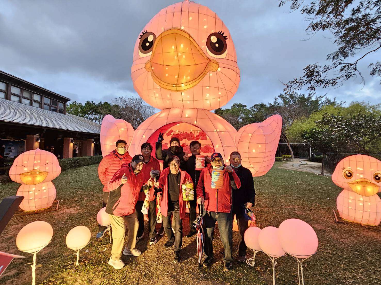桃園榮家長輩樂遊燈會 提燈漫步八德埤塘公園 326031 0