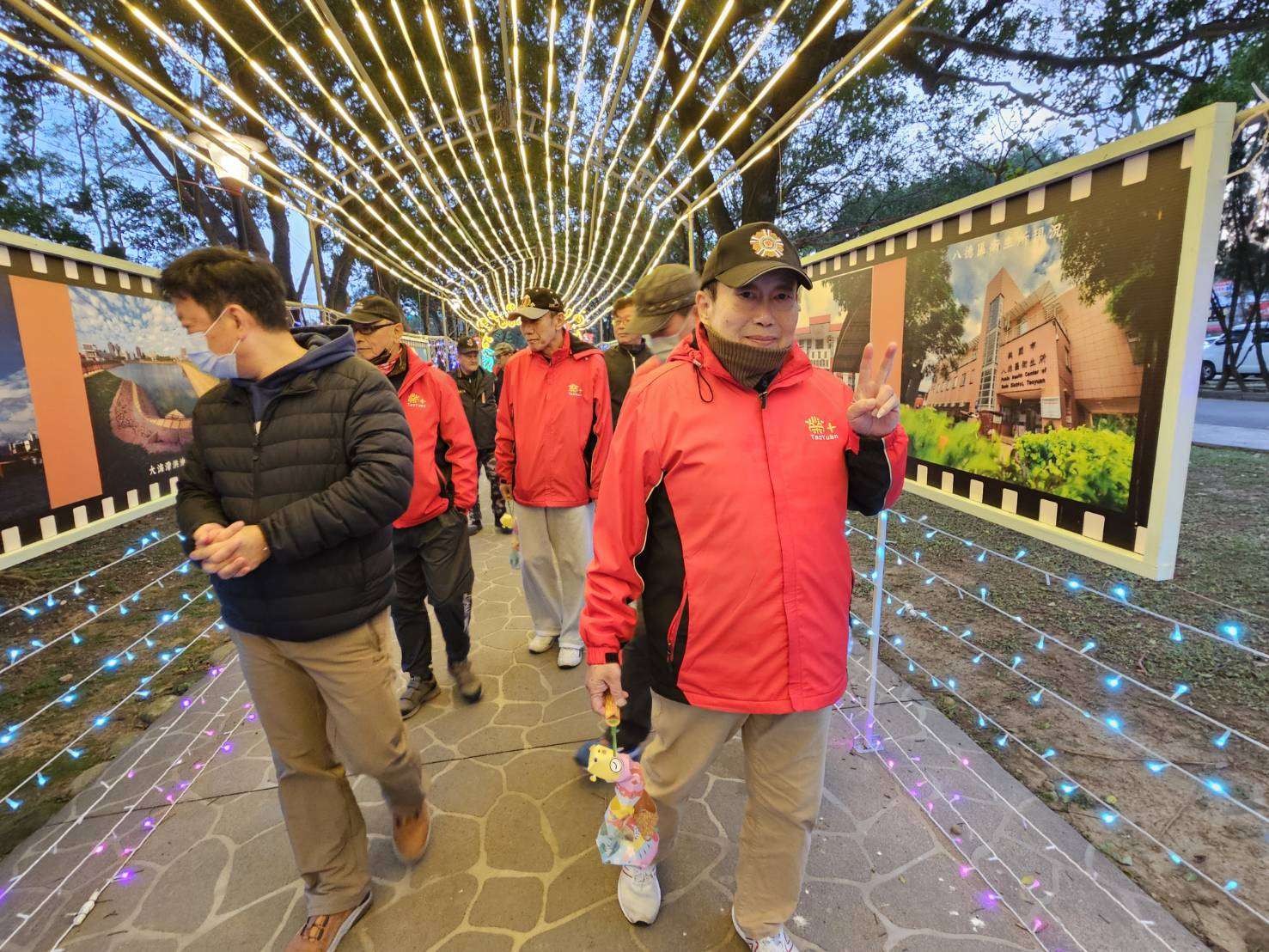 桃園榮家長輩樂遊燈會 提燈漫步八德埤塘公園 326032 0