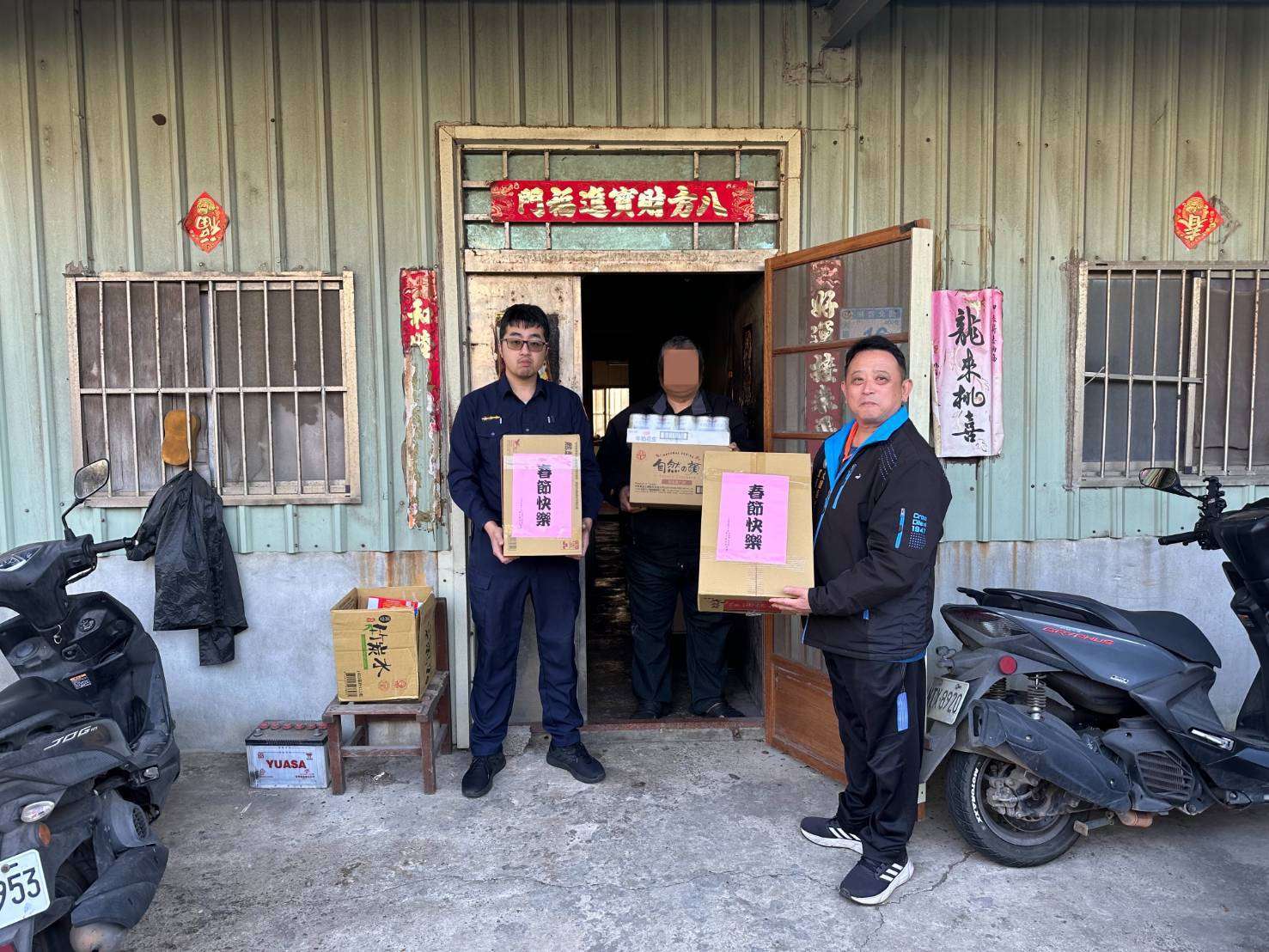 男子獨自照顧身障妹生活困頓 大園警年節送暖 326286 0