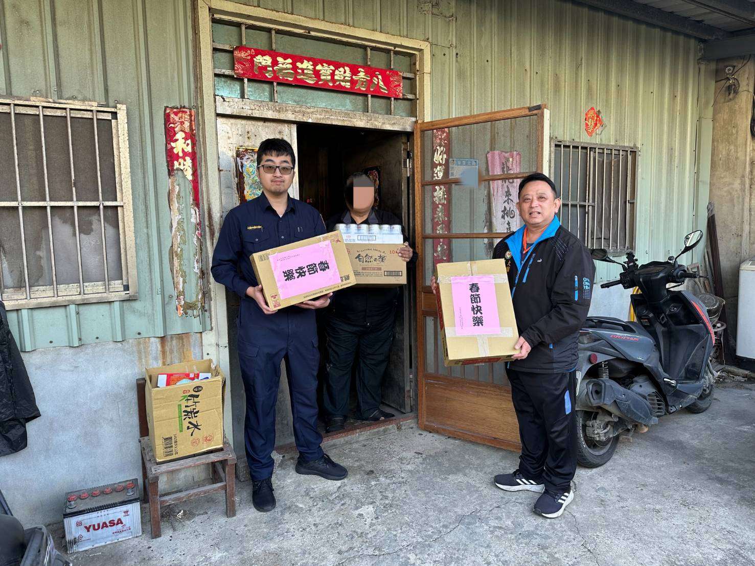 男子獨自照顧身障妹生活困頓 大園警年節送暖 326287 0