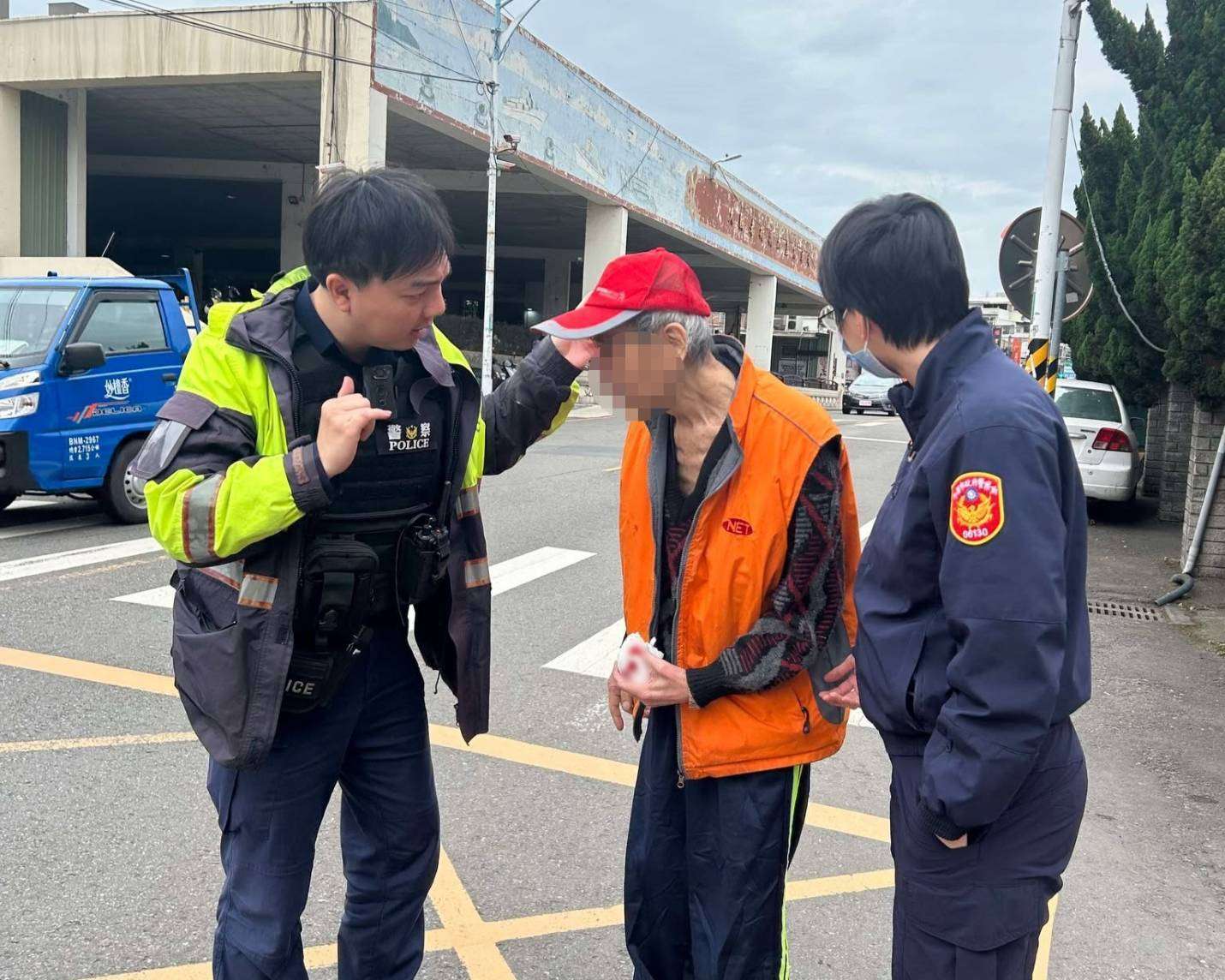8旬翁散步跌倒濺血 大園警及時伸援 327166 0