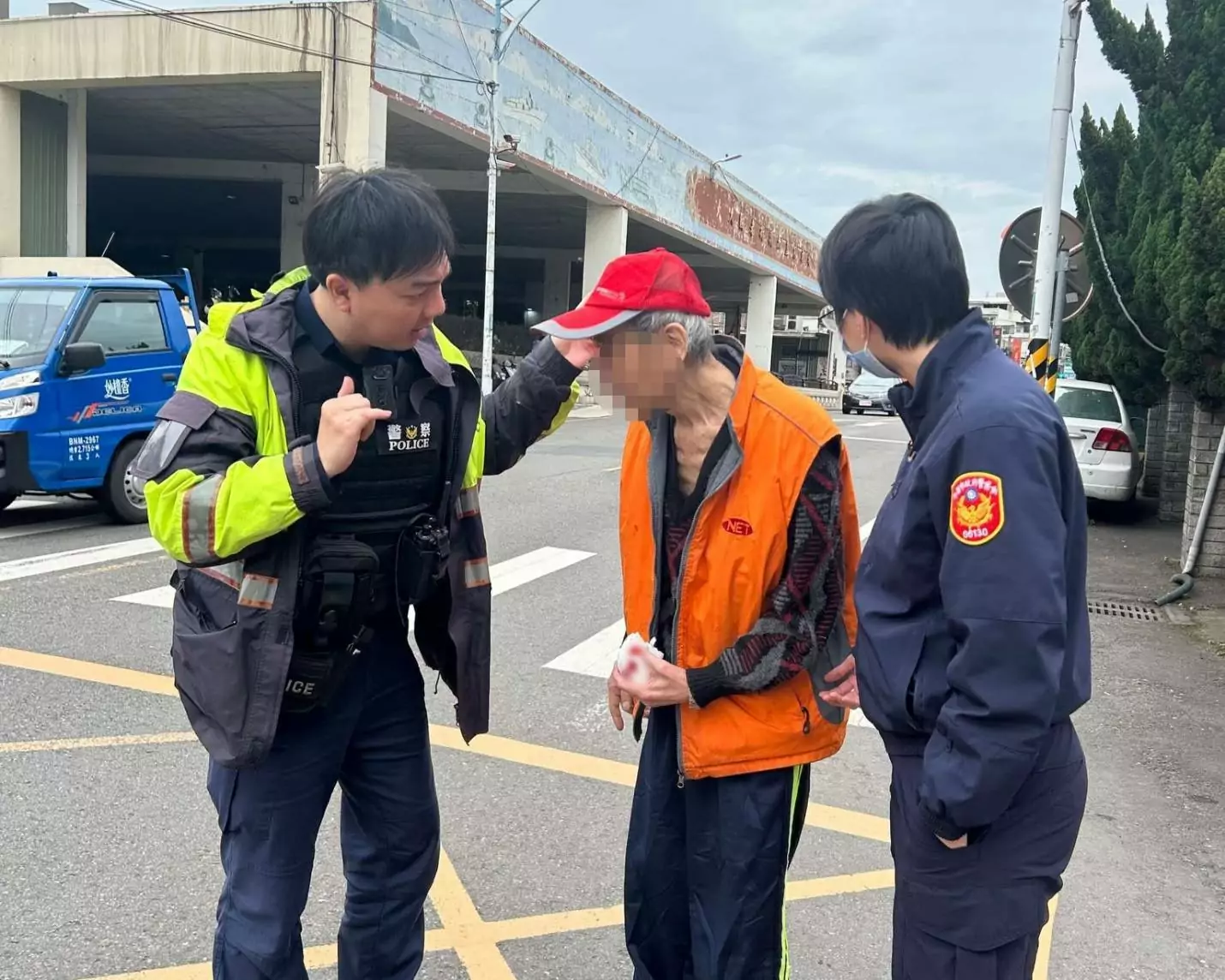 8旬翁散步跌倒濺血 大園警及時伸援 8旬翁散步跌倒濺血 大園警及時伸援