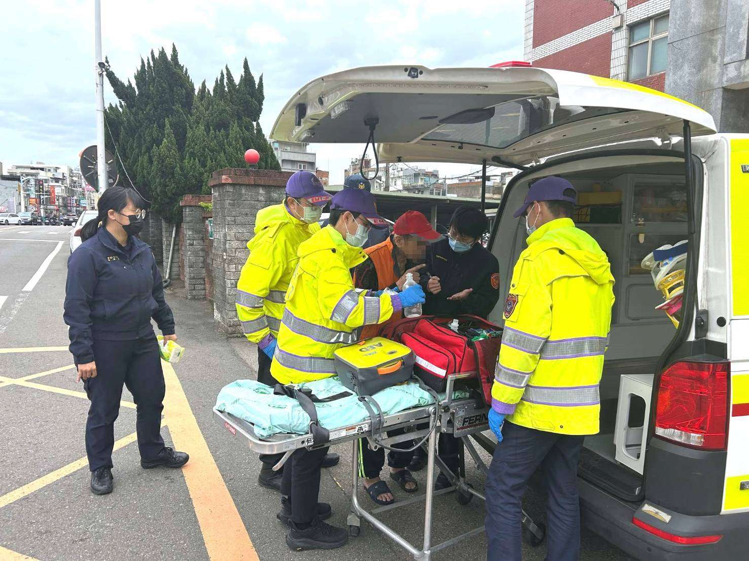 8旬翁散步跌倒濺血 大園警及時伸援 327167 0
