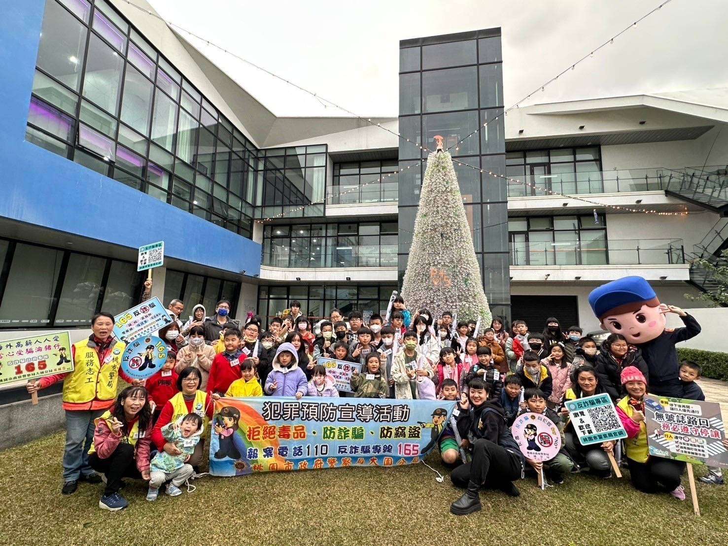 大園警攜手國巨洋傘文創園區 強化學童反詐騙及交通安全觀念 327420 0