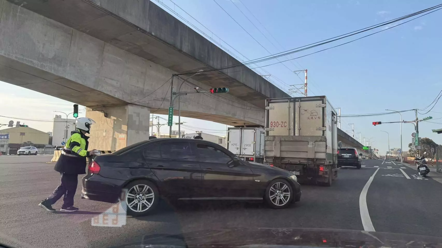 賞燈途中突遇車輛拋錨 大園警協助推車疏導交通 329129 0