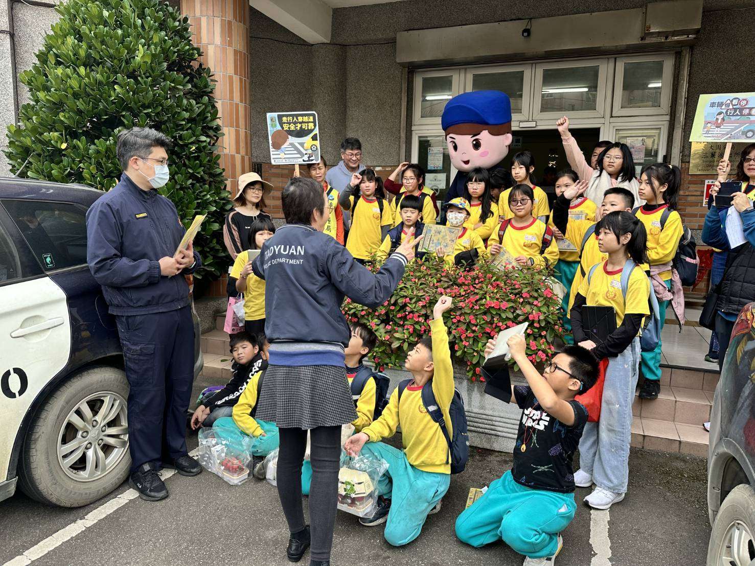 大園警迎接菓林國小學童 走進派出所學交通安全 330397 0