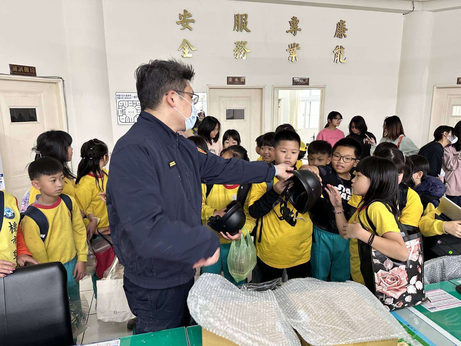 大園警迎接菓林國小學童 走進派出所學交通安全 330399 0