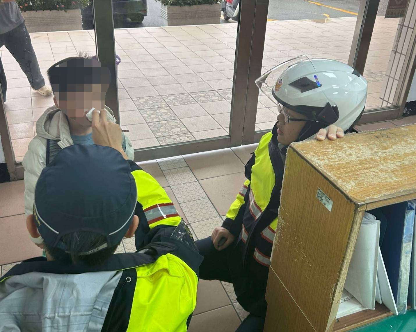 小一男童1原因害怕上學 大園警暖心安撫 331375 0