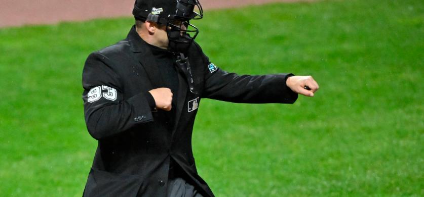 台灣球迷本壘後模仿主審 獲得大聯盟讚「觀眾輔助判決」