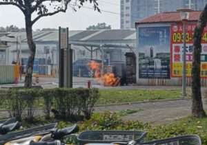 【有片】水溝狂噴火!桃消出動47人緊急撲滅 現場畫面曝光