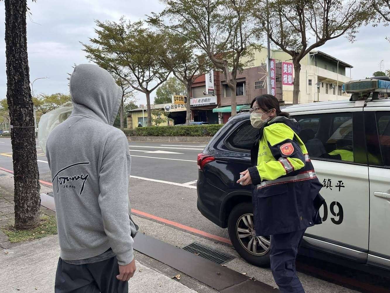 男子負氣離家步行5小時 平鎮警即時尋獲助返家 492070 0