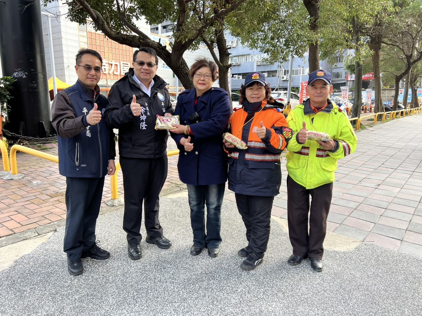 協助環南路地下道工程交通疏導 平鎮警長慰勉義交人員