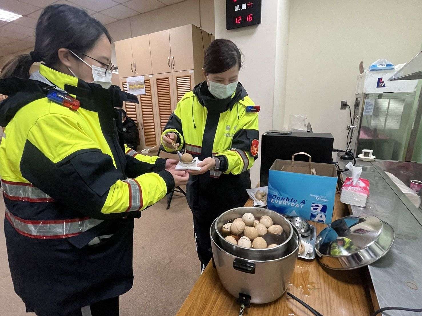 寒風中支援台灣燈會交通疏導 特製茶葉蛋為平警暖身 496159 0