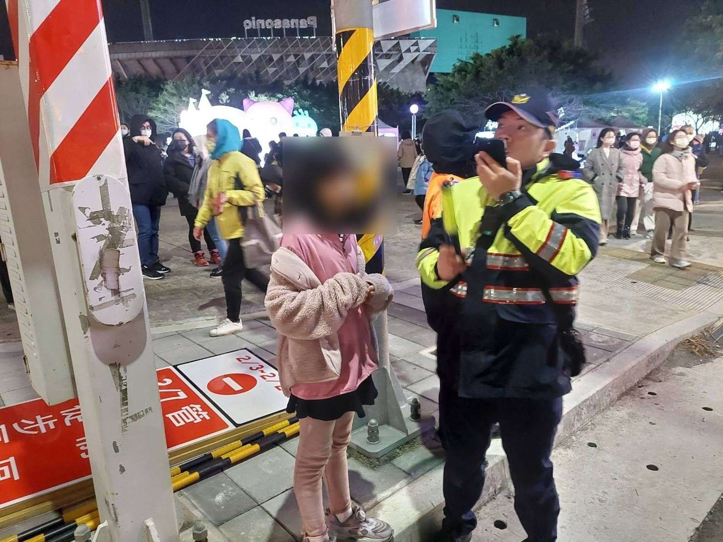 賞燈入迷走失女童蹲路旁大哭 平警暖心助團圓 497520 0