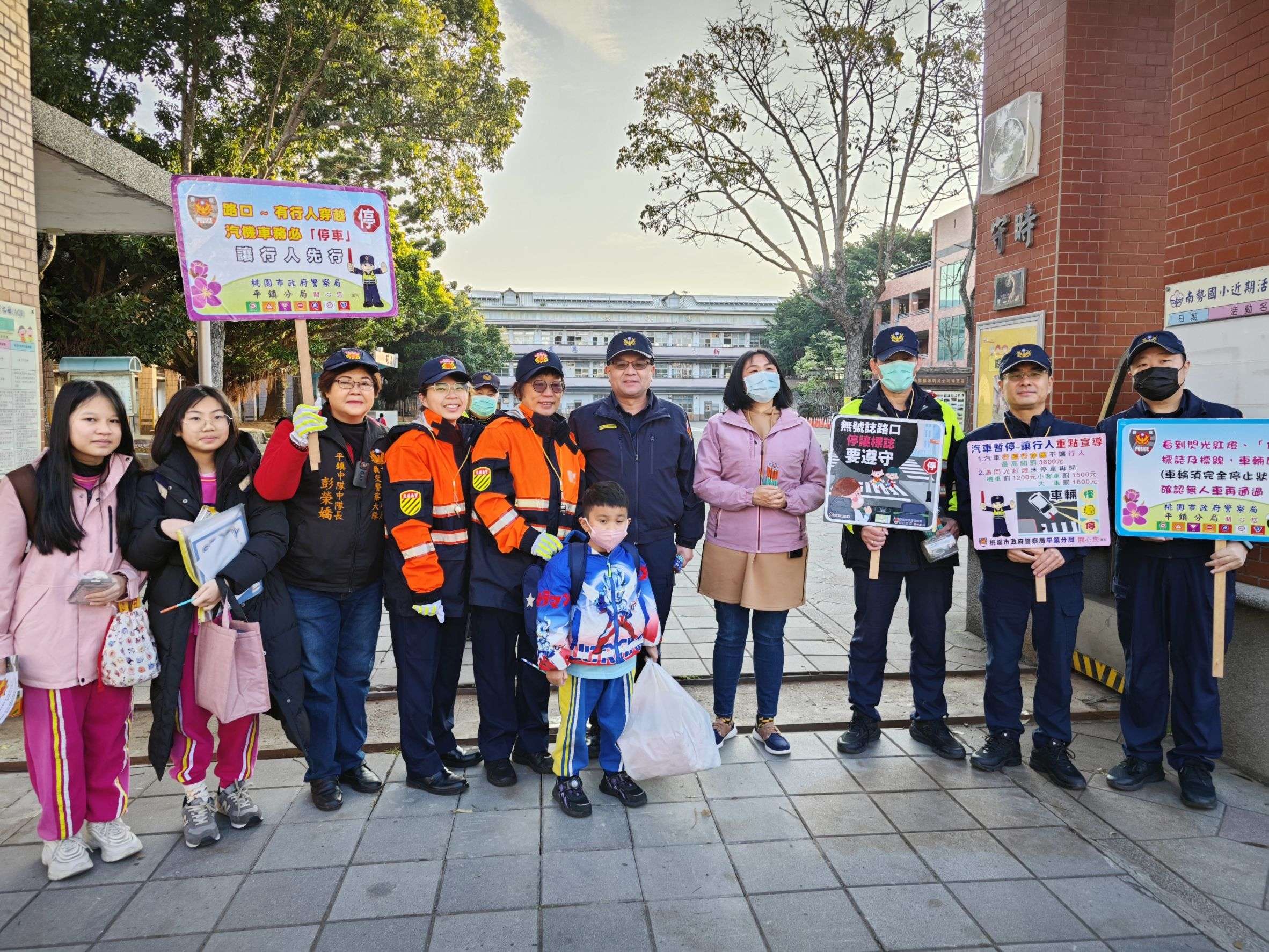 安心上學去!平警執行護童專案 維護校園周邊交通秩序 498230 0