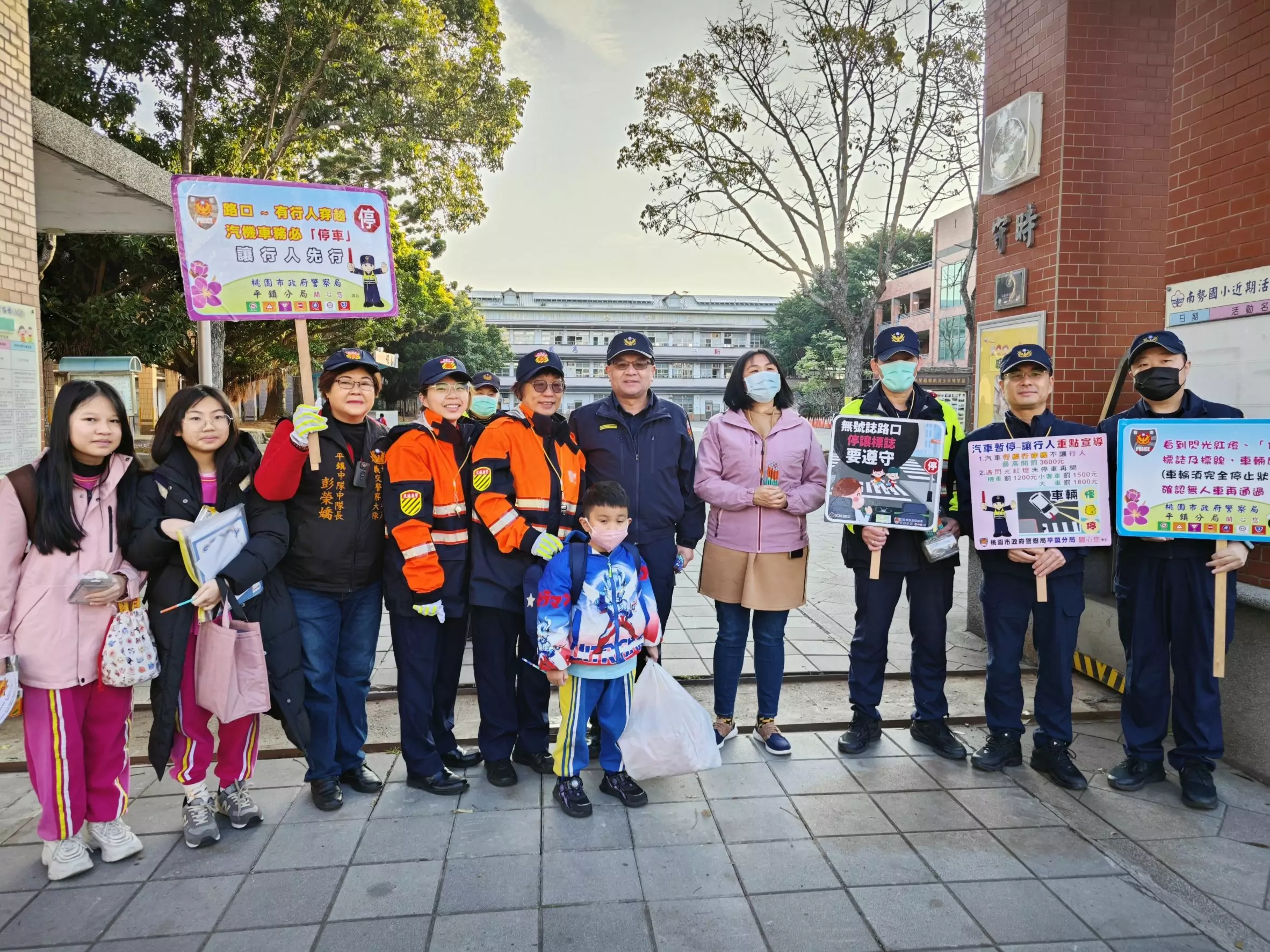 安心上學去!平警執行護童專案 維護校園周邊交通秩序 安心上學去!平警執行護童專案 維護校園周邊交通秩序