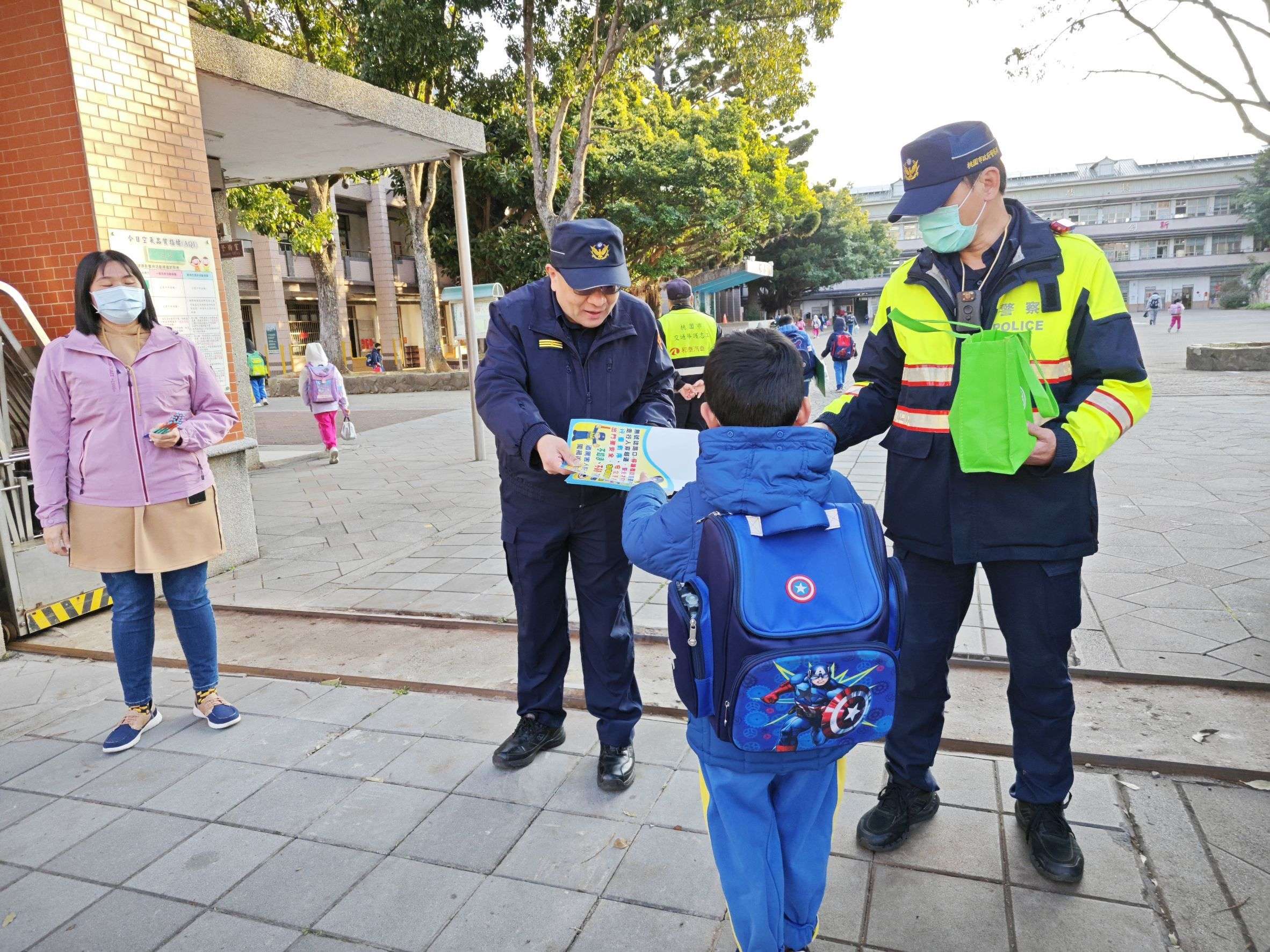 安心上學去!平警執行護童專案 維護校園周邊交通秩序 498233 0