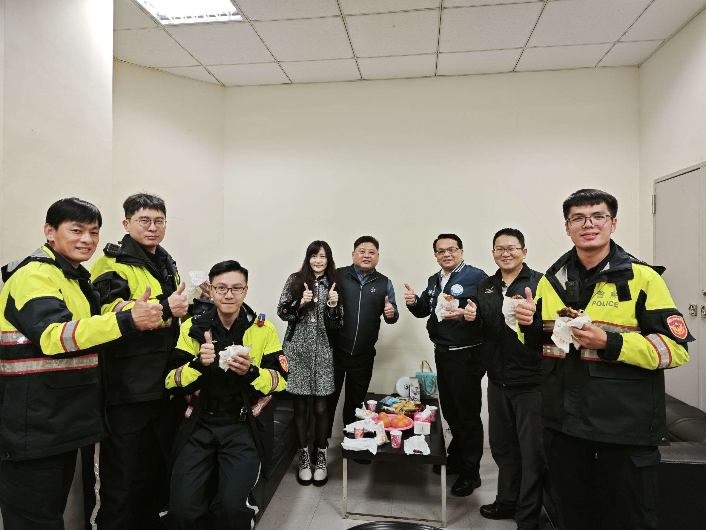 台灣燈會湧人潮 平鎮警友會送雞排慰勞警力 500298 0