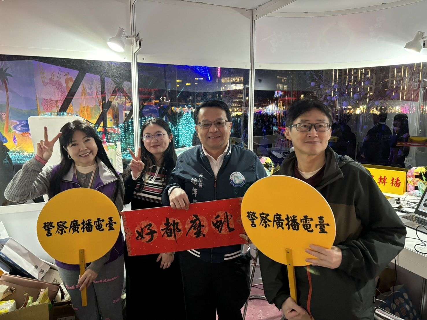 平鎮分局長徐坤隆燈會現場直播 詳解交通規劃宣導防詐資訊 501627 0
