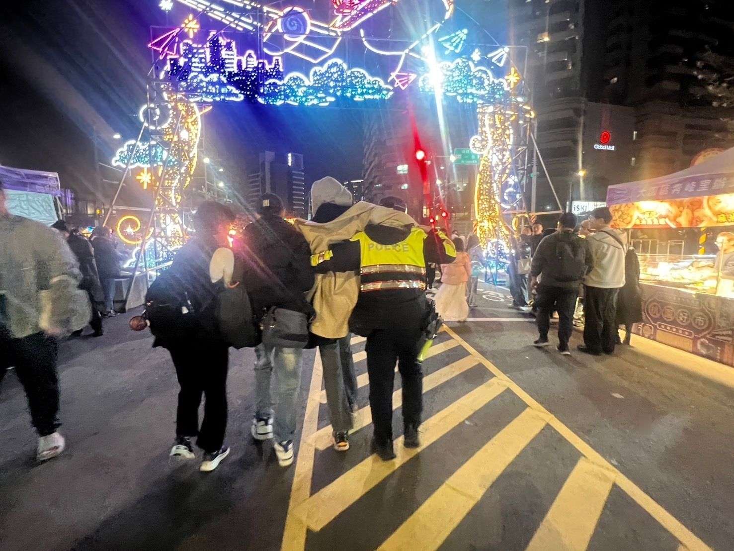 少年1原因突倒地抽搐 平警暖心伸援解驚魂 503617 0