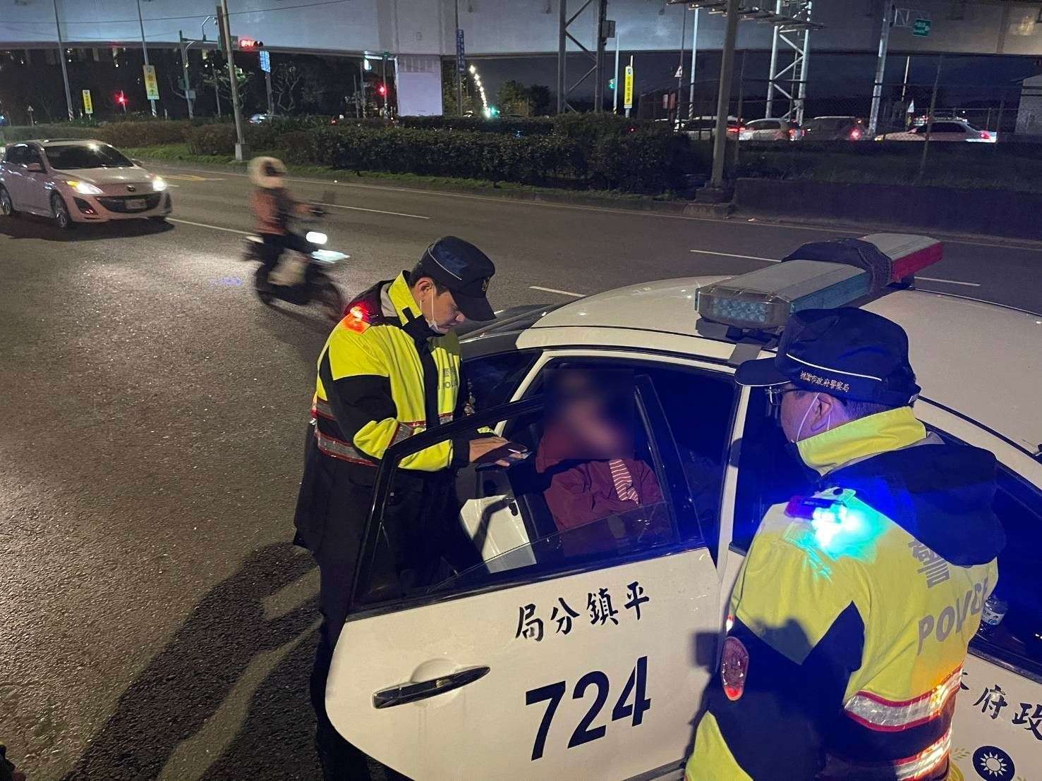 失智婦逛台灣燈會迷路 平警耐心安撫助返家 504903 0