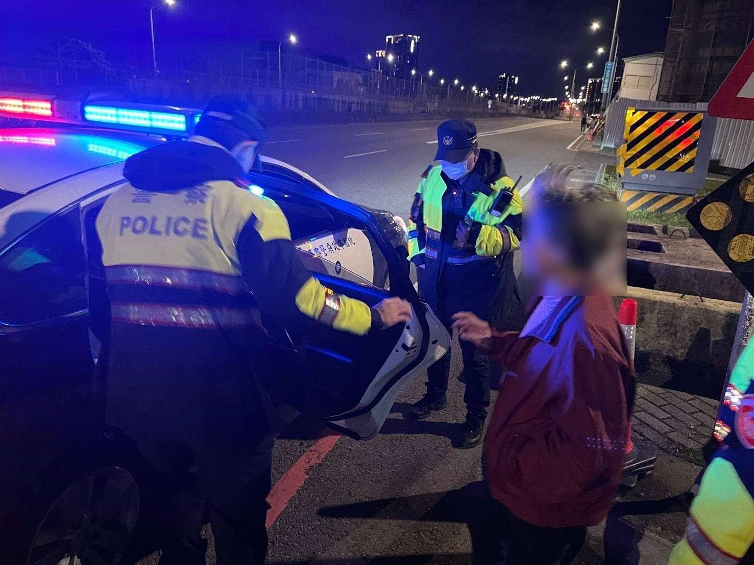失智婦逛台灣燈會迷路 平警耐心安撫助返家 504904 0