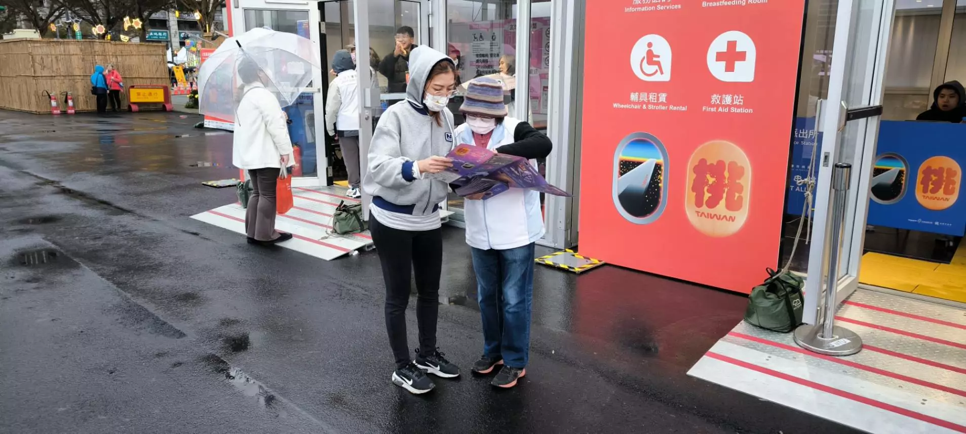 桃園退休教師擔任台灣燈會志工 盼照亮更多人 55yrertr 1