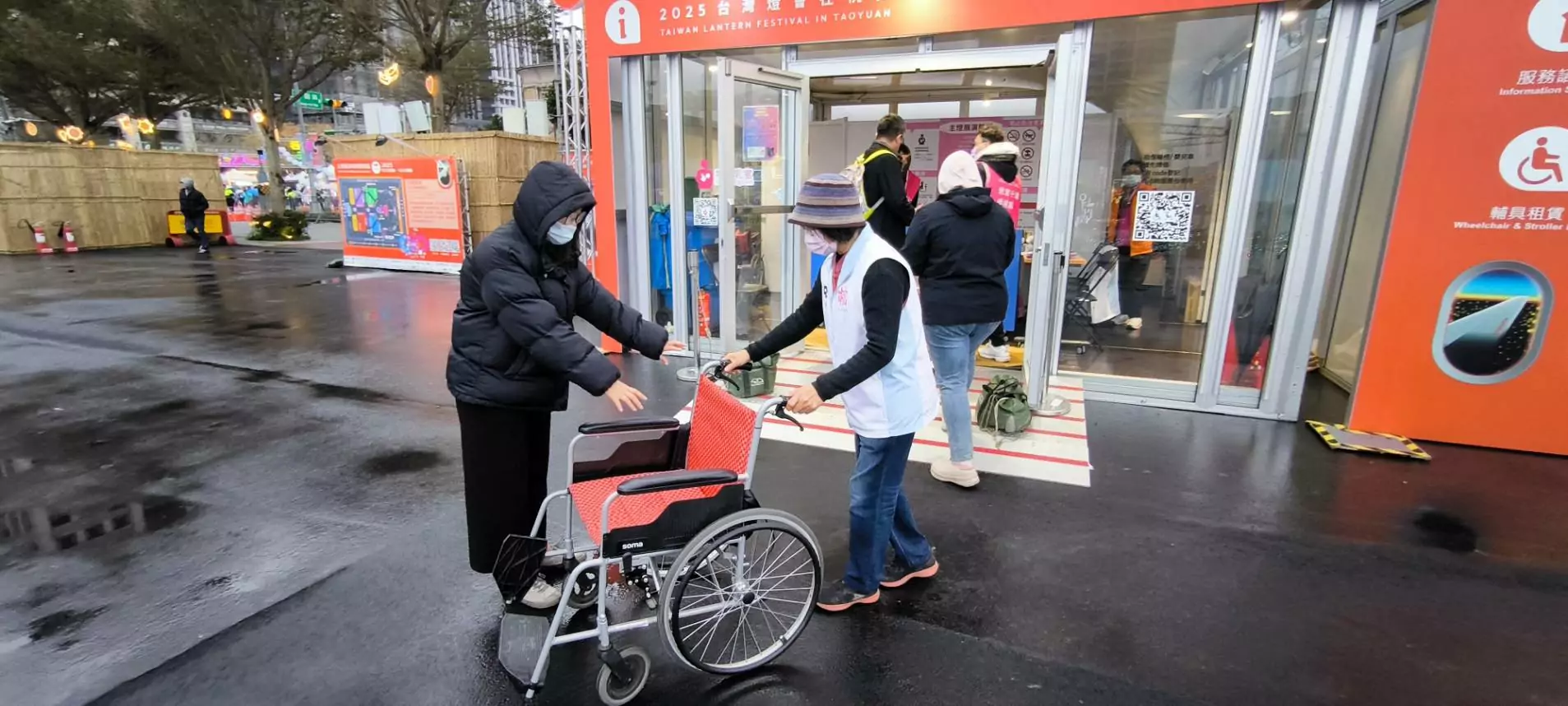 桃園退休教師擔任台灣燈會志工 盼照亮更多人 55yrertr 2