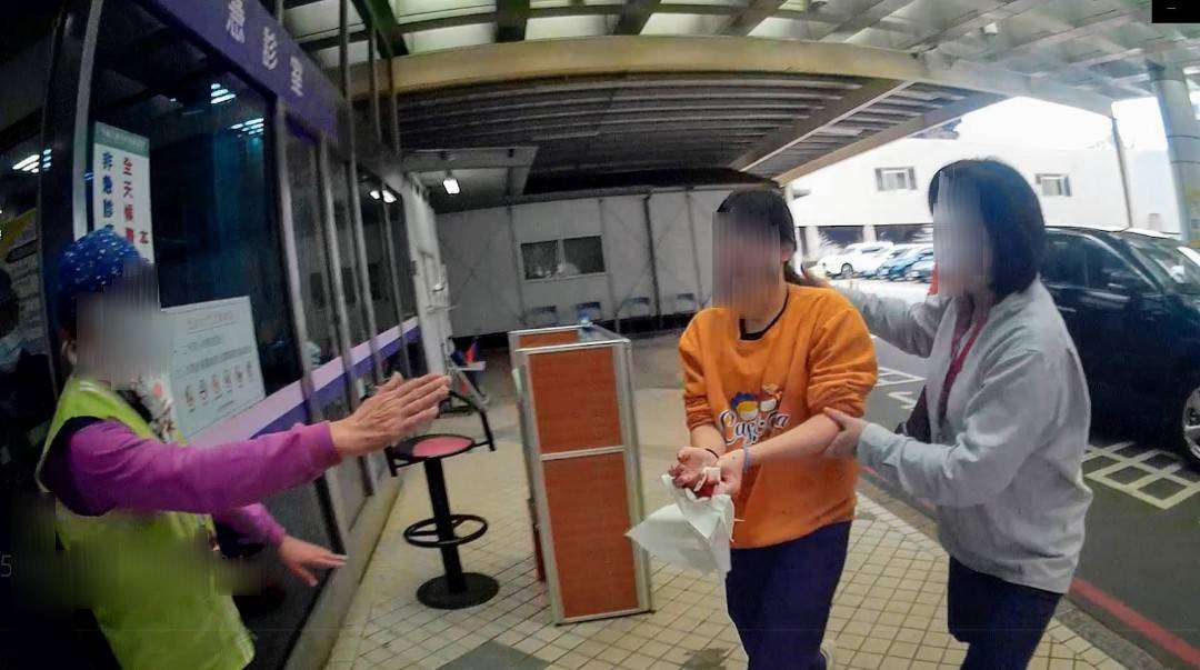 少女割破手血流不止 蘆竹警火速開道助就醫 569063