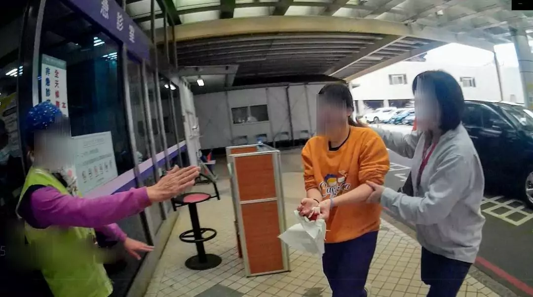 少女割破手血流不止 蘆竹警火速開道助就醫 少女割破手血流不止 蘆竹警火速開道助就醫