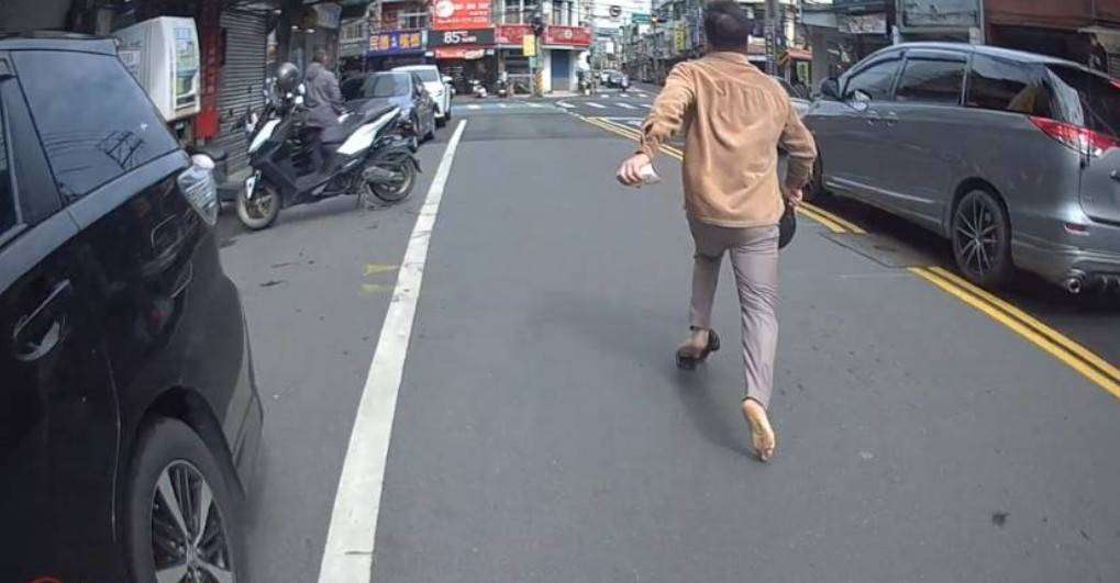 【有片】違規過馬路遭盤查竟拔腿逃 蘆竹女警、熱心騎士攜手逮人 570133