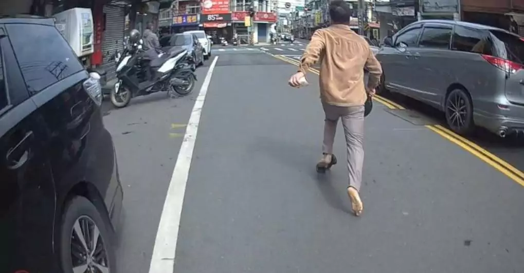 【有片】違規過馬路遭盤查竟拔腿逃 蘆竹女警、熱心騎士攜手逮人 570133